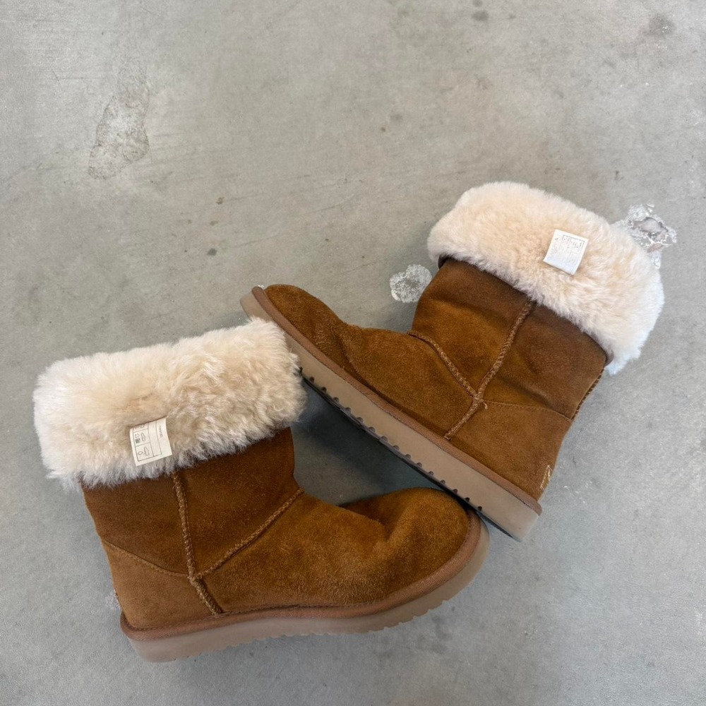 Koolaburra by UGG brown suede boots with fur lining. Size US 8